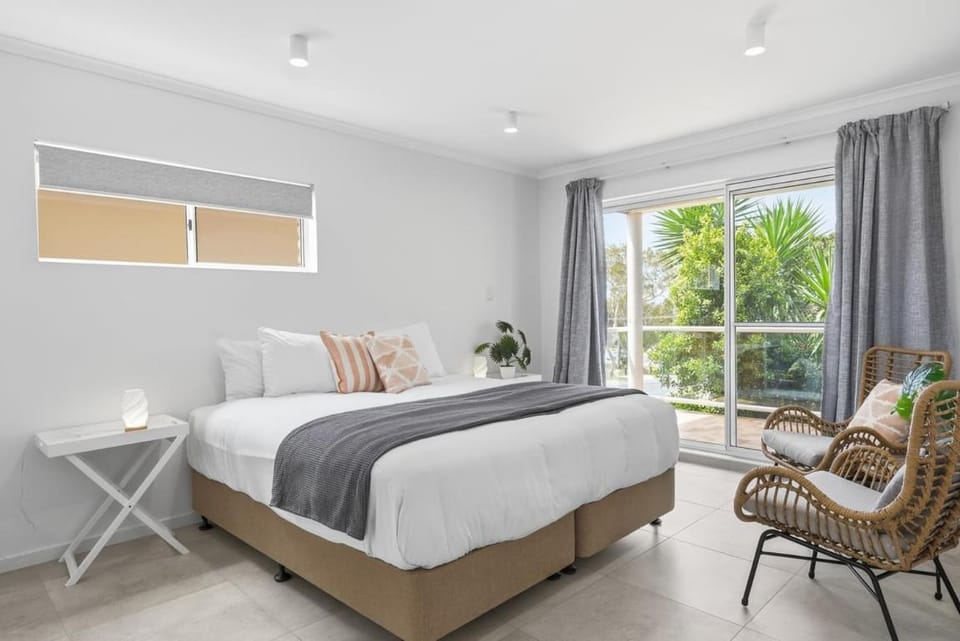 Diamond View - Relaxed Ocean Views, Pet Friendly Apartment in Woolgoolga