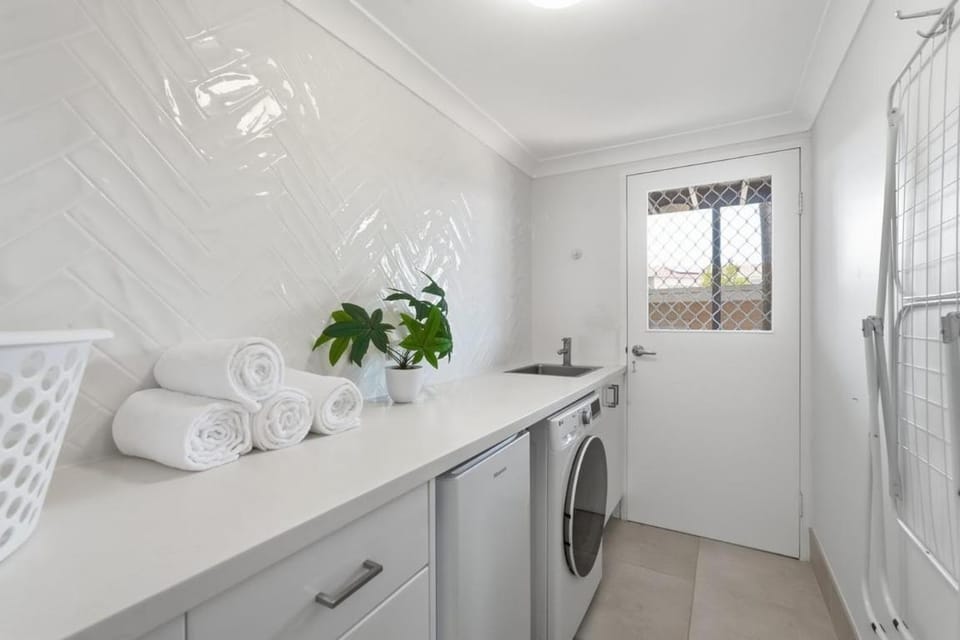Diamond View - Relaxed Ocean Views, Pet Friendly Apartment in Woolgoolga