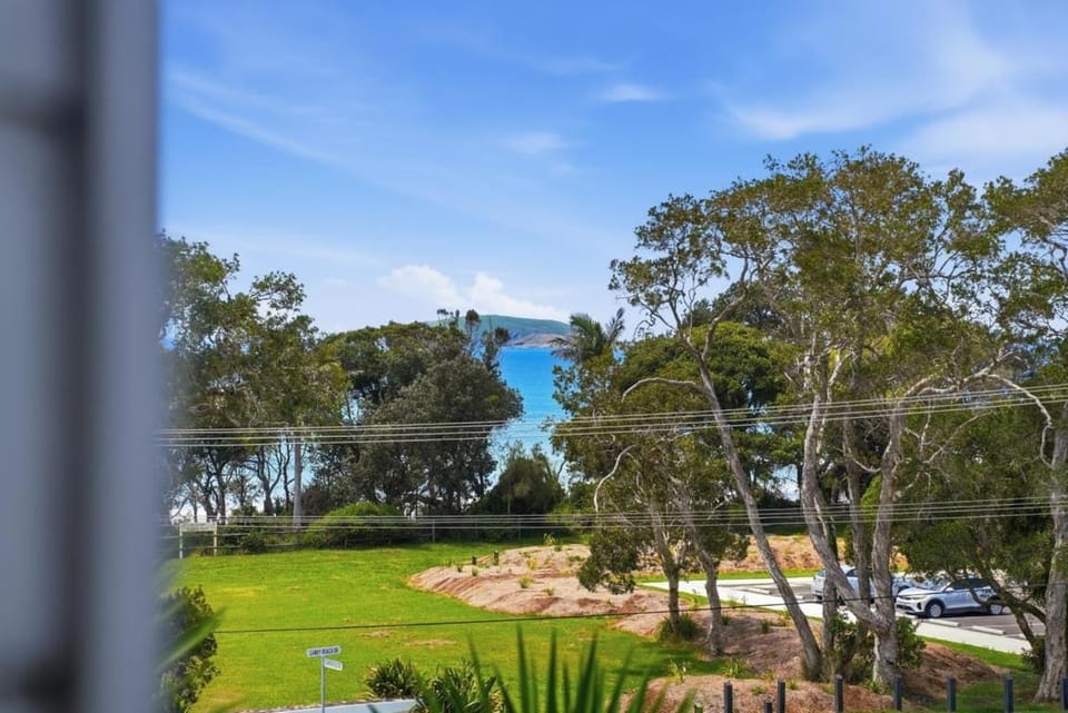 Diamond View - Relaxed Ocean Views, Pet Friendly Apartment in Woolgoolga