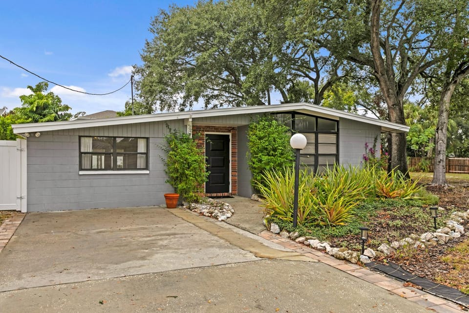 Property building, Day, Garden, Garden view