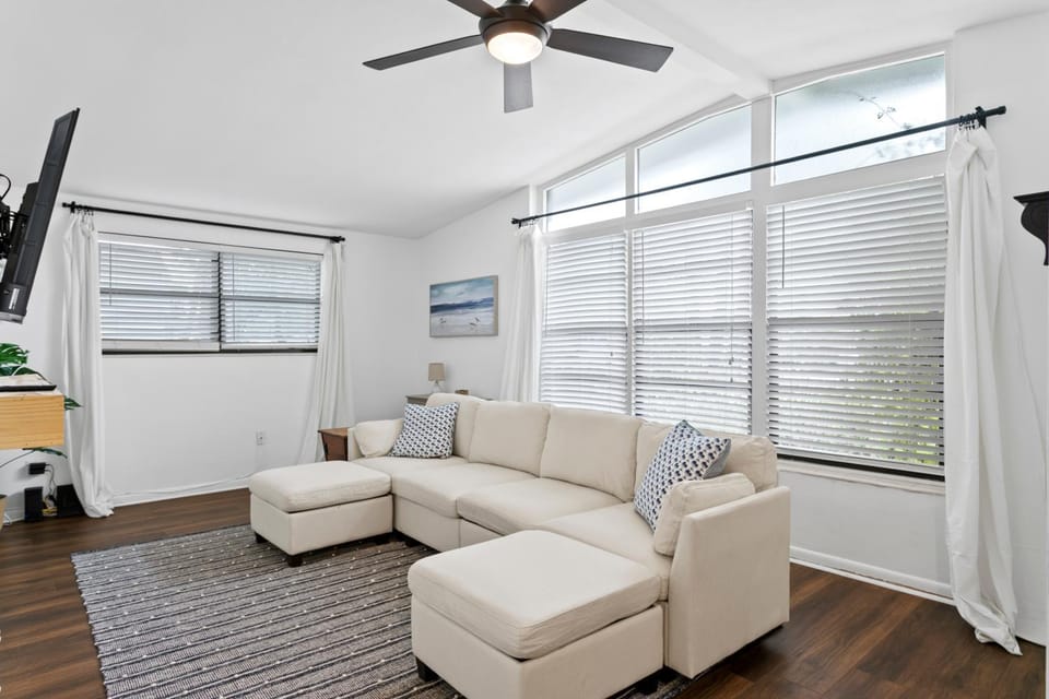 TV and multimedia, Living room, Seating area, fireplace