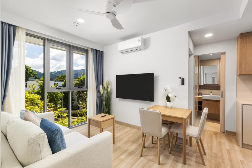 TV and multimedia, Seating area, Dining area