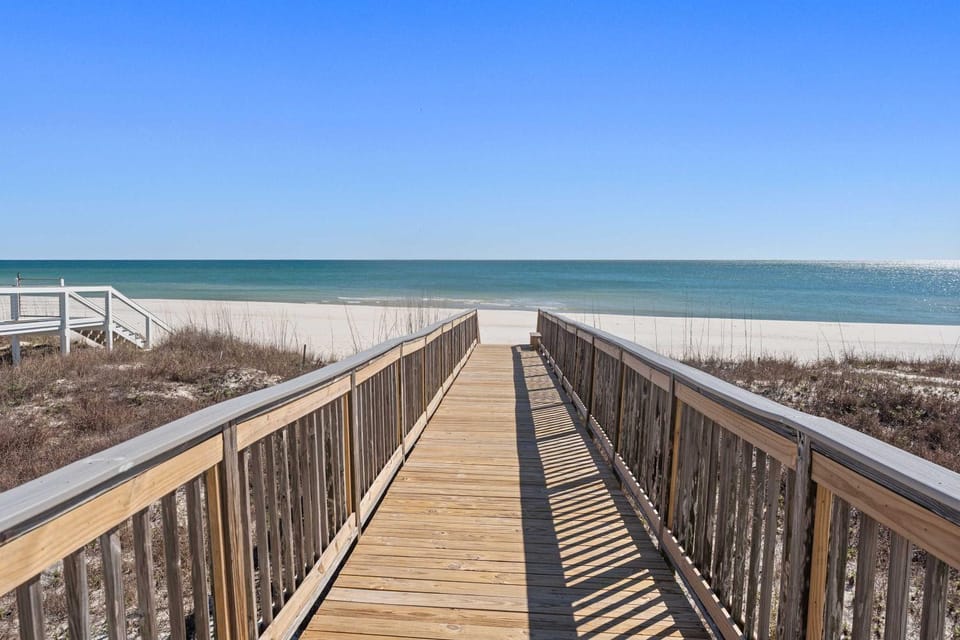 Waterfront Condo with Beach Access and Boat Launch House in West Beach
