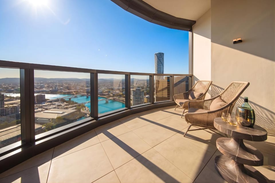 One Sky Residence - Sleep 6 - Pools Cinema Sauna Gym FREE Parking Apartment in Brisbane City