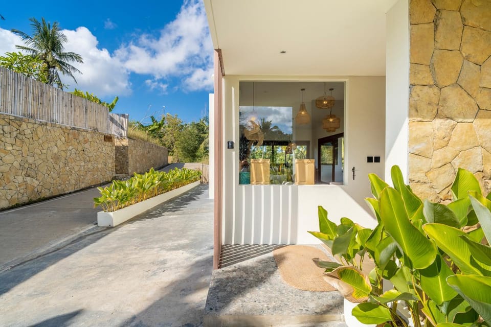 Property building, Facade/entrance, Day