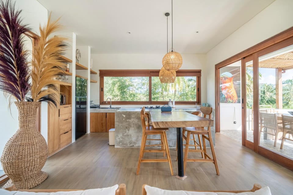 Kitchen or kitchenette, Seating area, Dining area