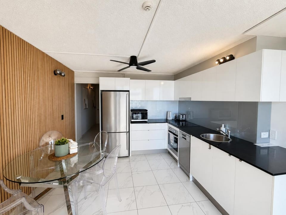 Beachfront Ocean View One Bedroom Apartment Surfers Apartment in Surfers Paradise