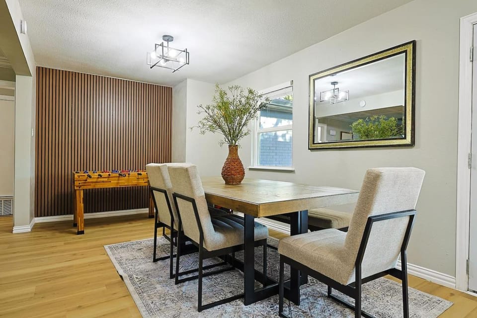 Tranquil Modern 3BR Retreat Sauna/Hot Tub/Gym/Game House in Farmers Branch
