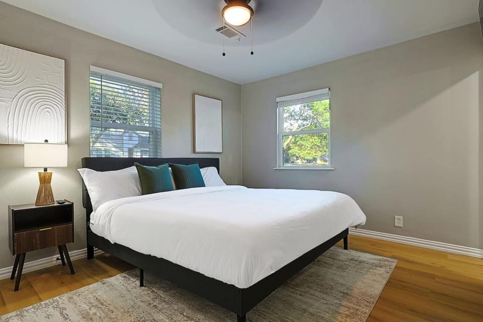 Tranquil Modern 3BR Retreat Sauna/Hot Tub/Gym/Game House in Farmers Branch