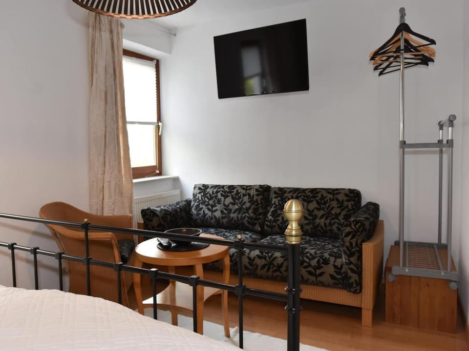 Bed, TV and multimedia, Bedroom