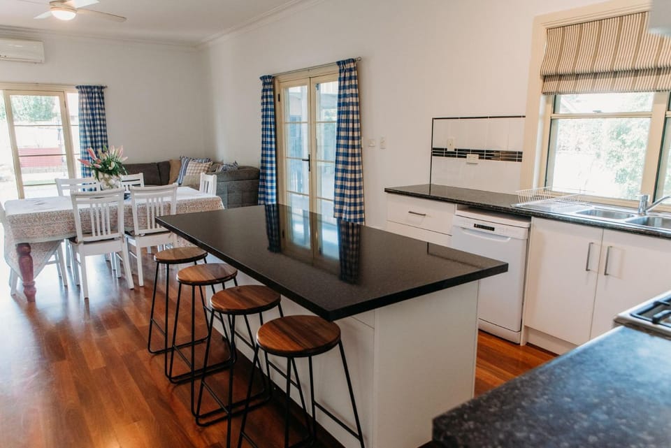 4BR Family Home, Pet Friendly, Central Location House in Tamworth