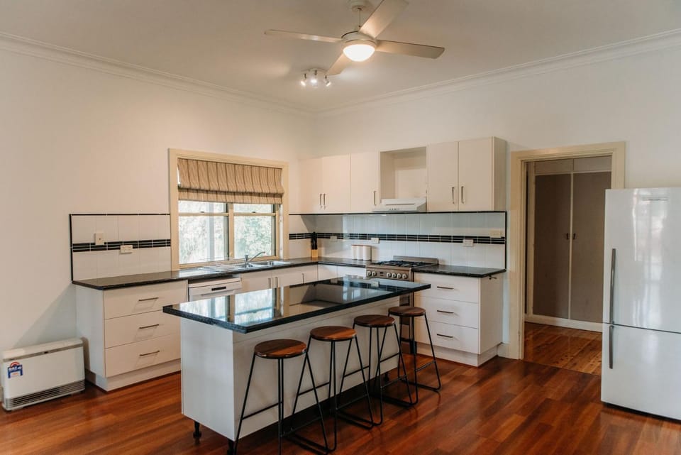 4BR Family Home, Pet Friendly, Central Location House in Tamworth