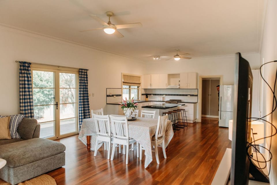 4BR Family Home, Pet Friendly, Central Location House in Tamworth