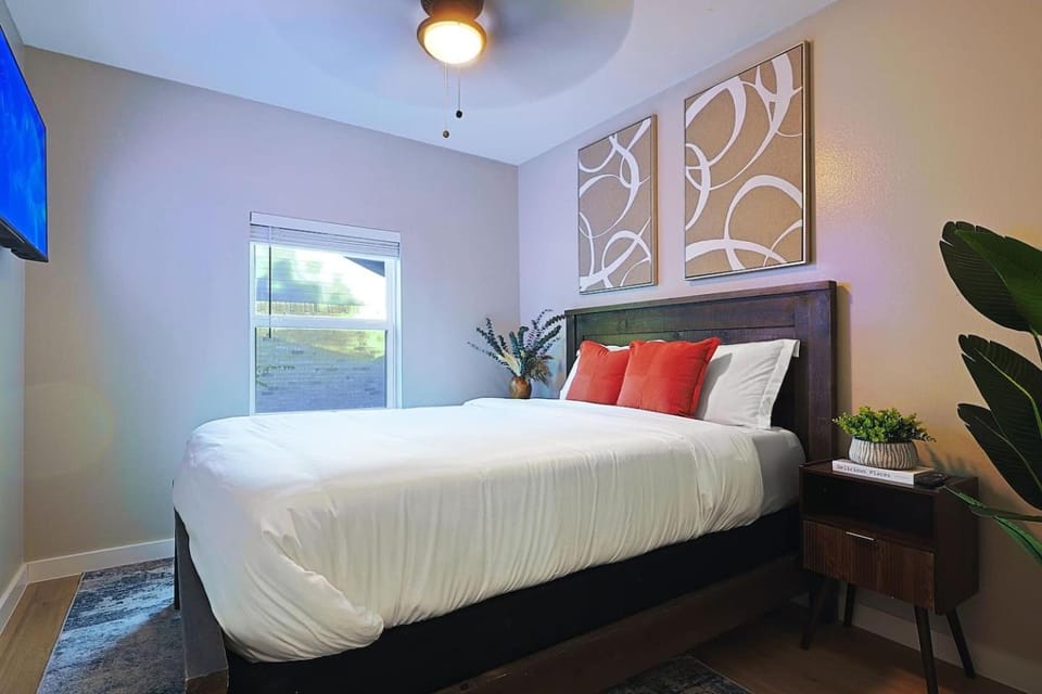 Tranquil Chic 3BR Getaway | Sauna•Gym•HotTub•Game House in Richardson