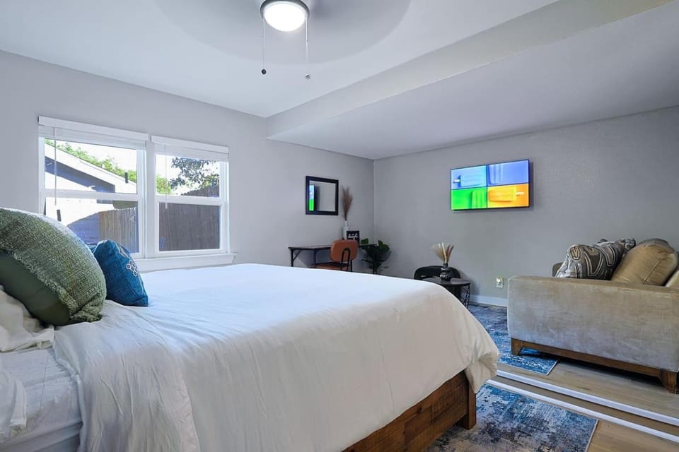 Tranquil Chic 3BR Getaway | Sauna•Gym•HotTub•Game House in Richardson
