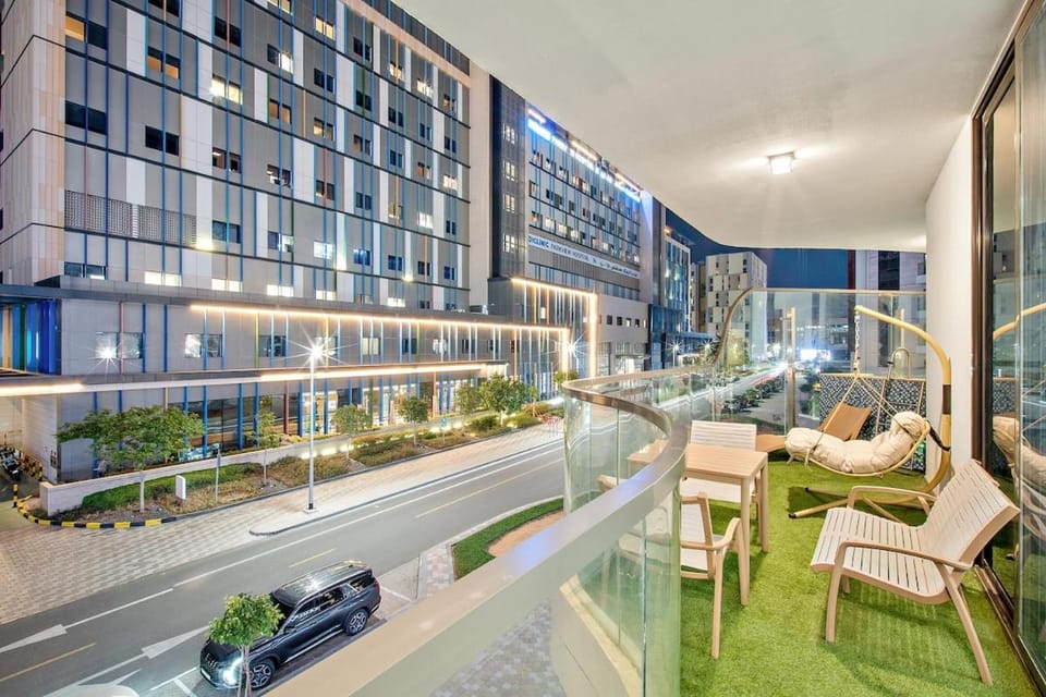 FIRST CLASS 2BR Trendy Luxe Private Pool Apartment in Dubai