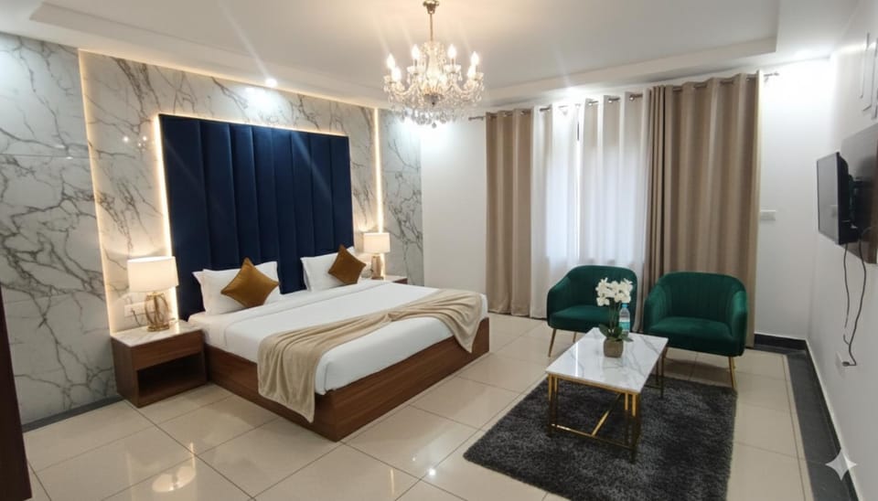 Bed, TV and multimedia, Living room, Photo of the whole room, Seating area, Bedroom