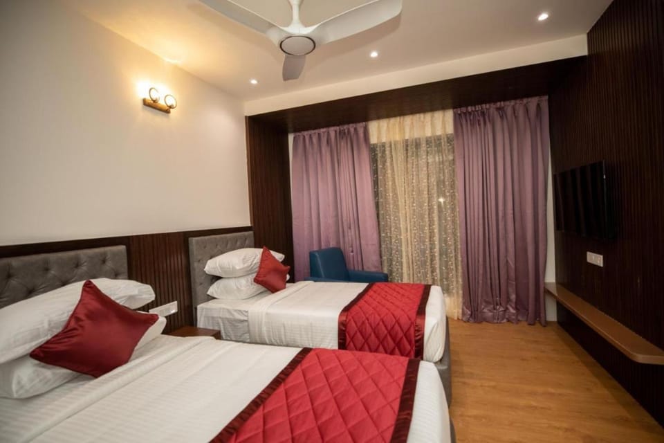 Bed, Photo of the whole room, Bedroom, fireplace, air conditioner