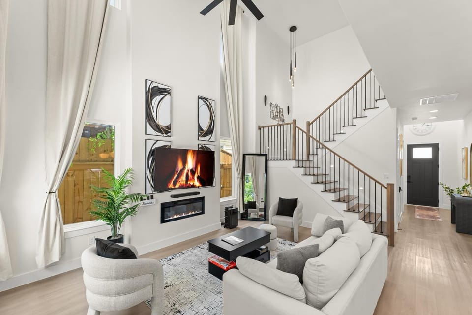 TV and multimedia, Living room, Seating area, fireplace