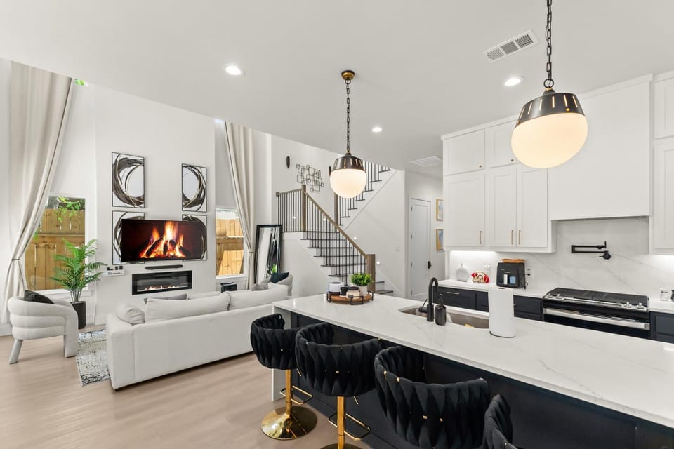 Kitchen or kitchenette, Living room, Seating area, Dining area, flat iron, stove
