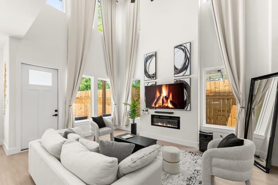 Communal lounge/ TV room, TV and multimedia, Living room, Seating area, Evening entertainment