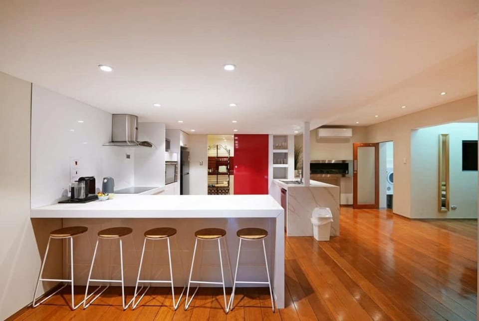 57 6BR Perth Highgate Stay Near HBF Gated Parking House in Perth