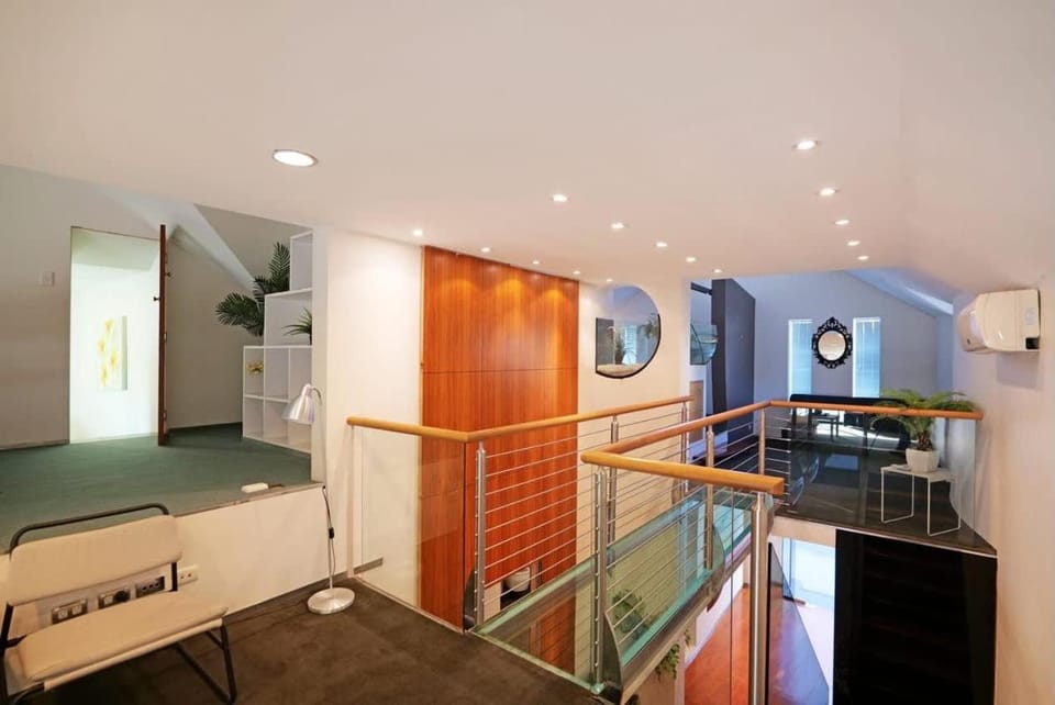 57 6BR Perth Highgate Stay Near HBF Gated Parking House in Perth