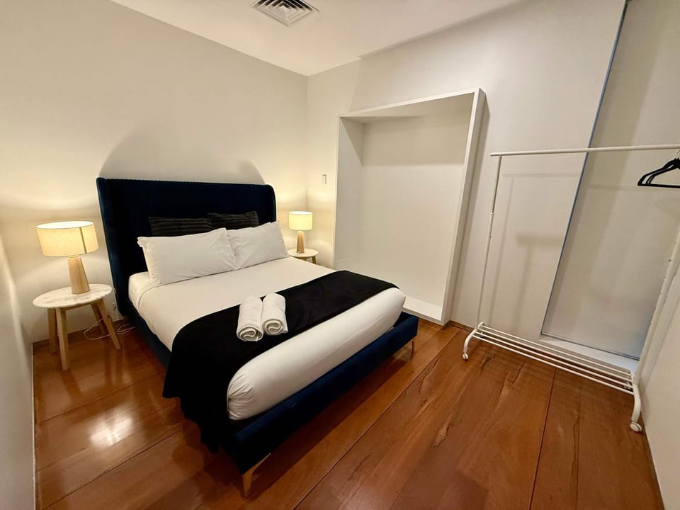 57 6BR Perth Highgate Stay Near HBF Gated Parking House in Perth