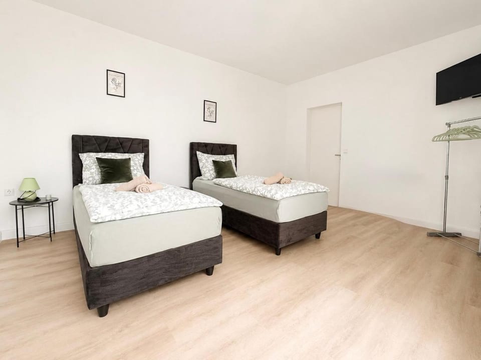 Bed, TV and multimedia, Photo of the whole room, Decorative detail, Decorative detail, Bedroom, internet, internet, towels, towels