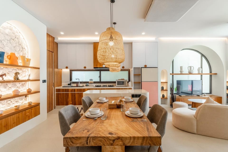 Kitchen or kitchenette, Dining area