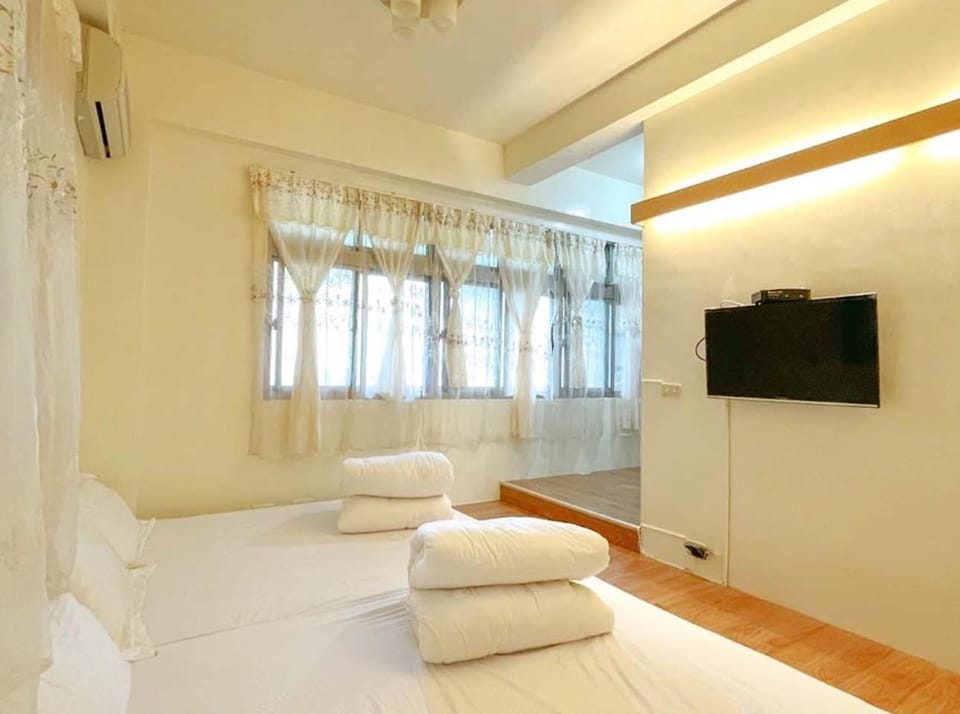 Photo of the whole room, Bedroom