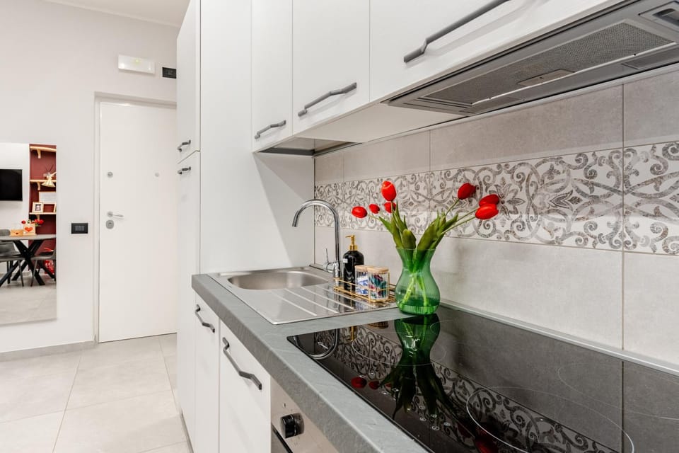 Coffee/tea facilities, Kitchen or kitchenette, babysiter, dishwasher, flat iron, internet, oven, stove