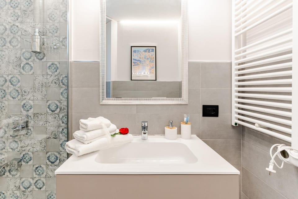 Bathroom, hair dryier, towels