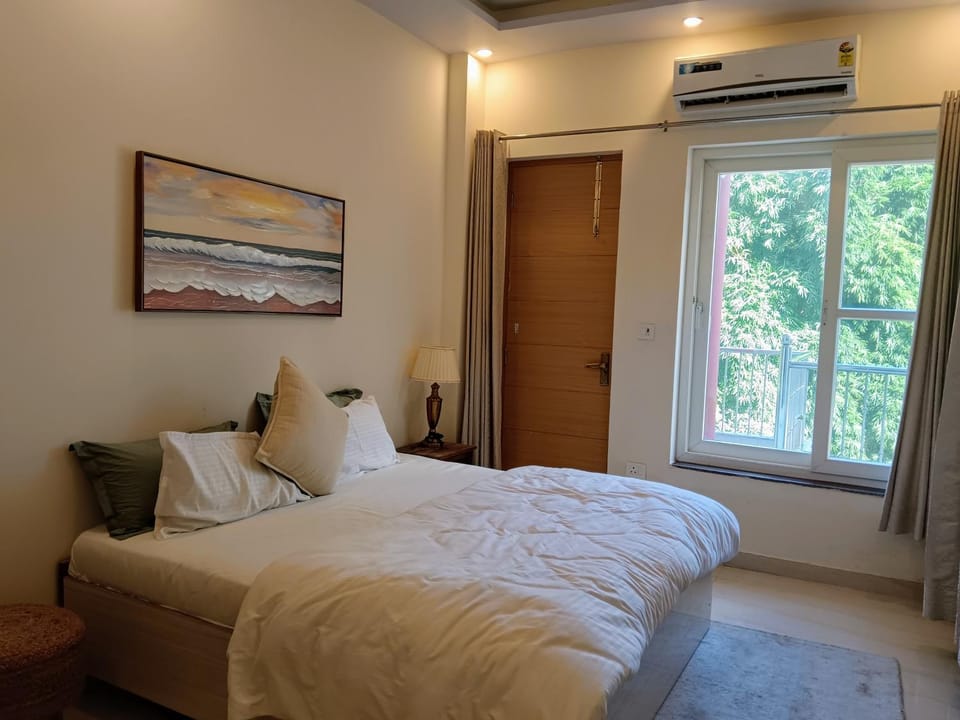 Photo of the whole room, Bedroom