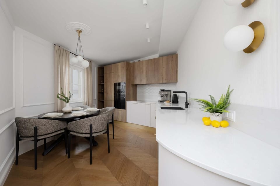 Coffee/tea facilities, Kitchen or kitchenette, Dining area, stove