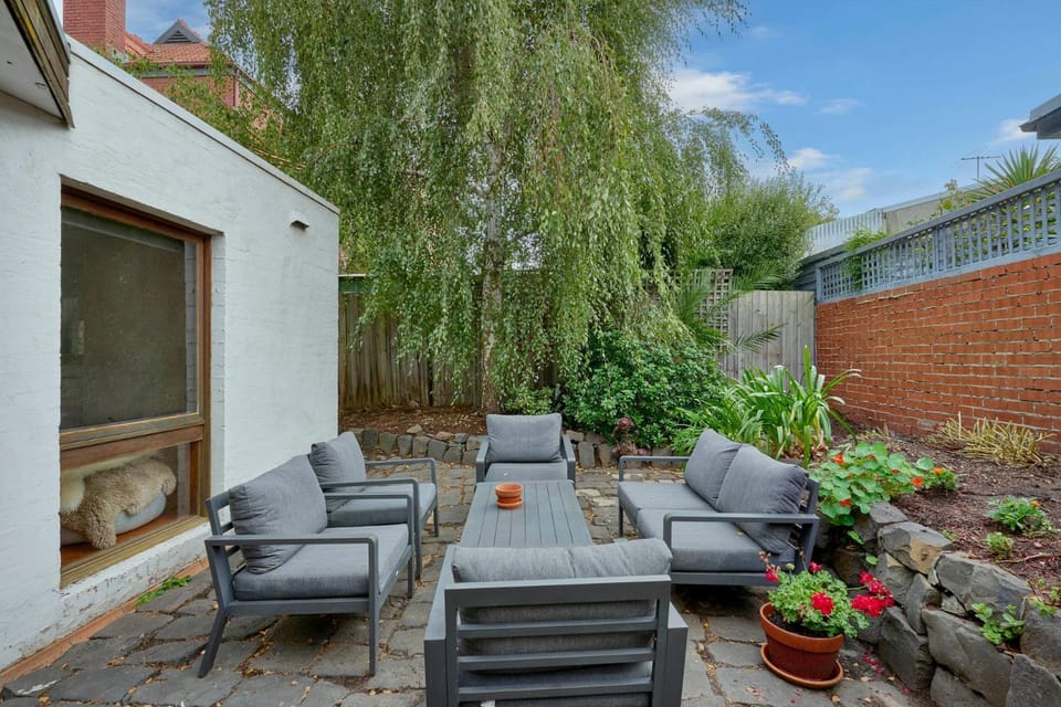 Draper Garden Cottage with Parking House in Melbourne