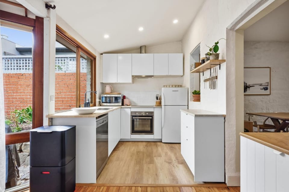 Draper Garden Cottage with Parking House in Melbourne