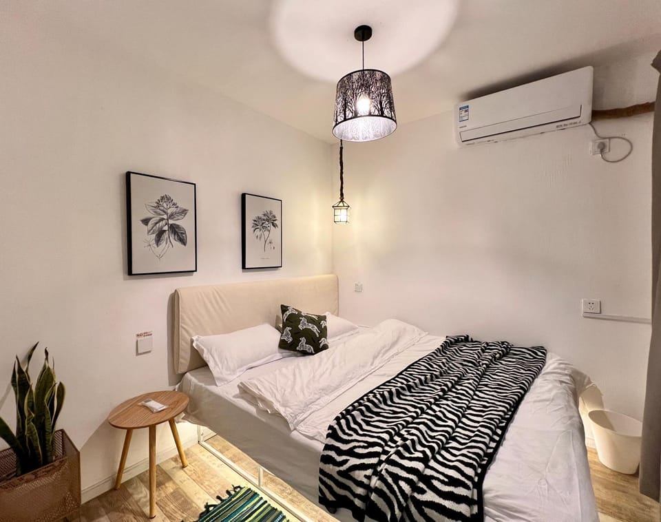 Bed, Photo of the whole room, Bedroom, air conditioner