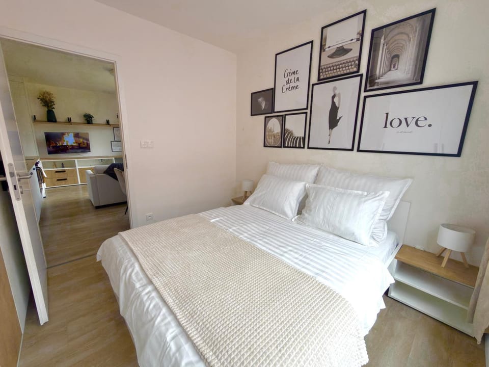 Bed, Kitchen or kitchenette, Photo of the whole room, Bedroom