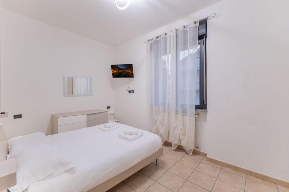 Photo of the whole room, Bedroom, towels