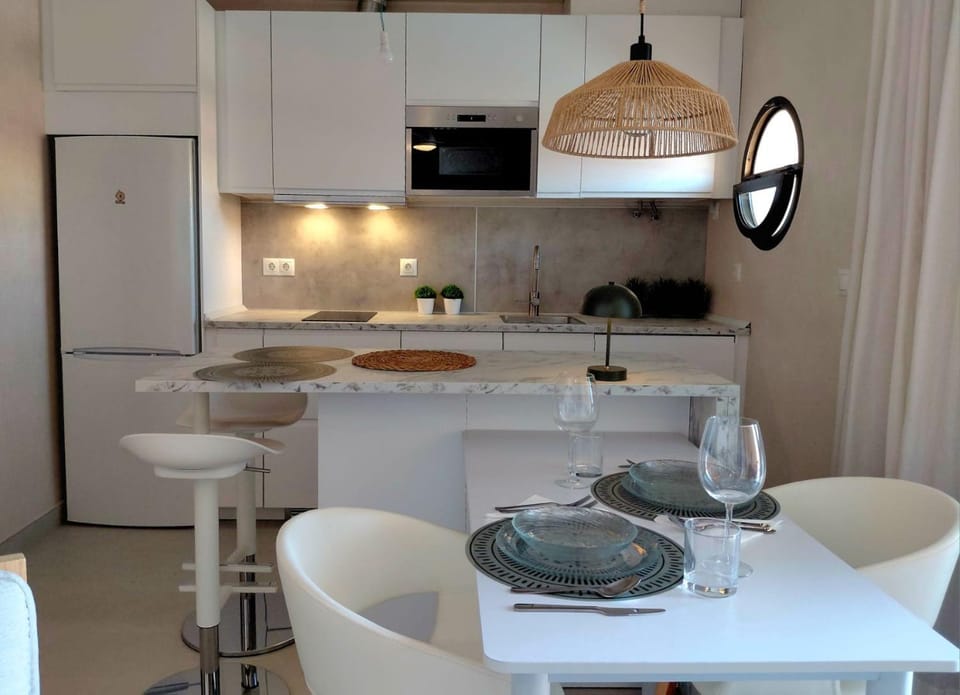 Kitchen or kitchenette, Dining area
