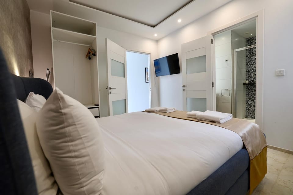Bed, TV and multimedia, Photo of the whole room, Bedroom, wardrobe