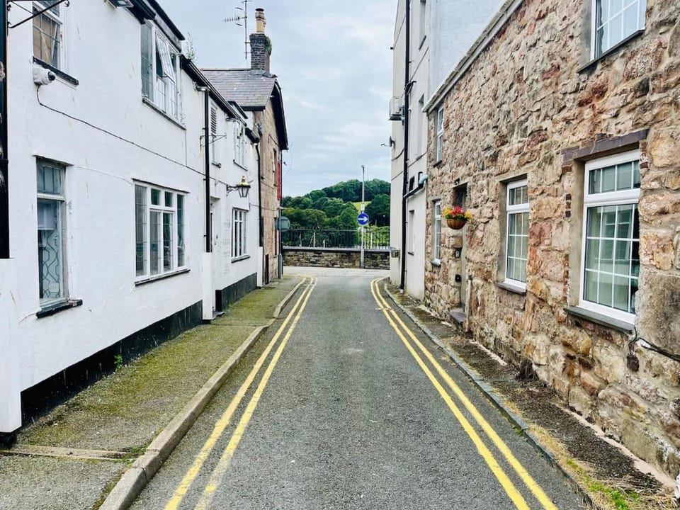 Tre Gof Bach, cosy cottage in seaside castle town House in Welsh Highland Railway; Caernarfon station