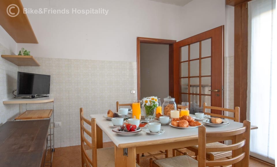 Dining area, kitchen