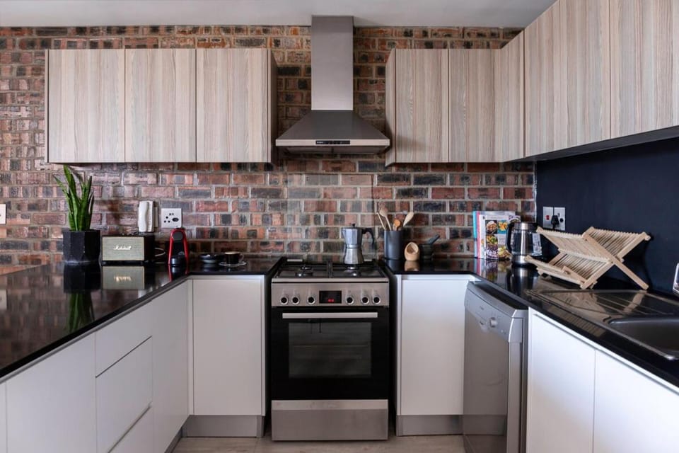 Coffee/tea facilities, Kitchen or kitchenette, Dining area, dishwasher, oven, stove, toaster