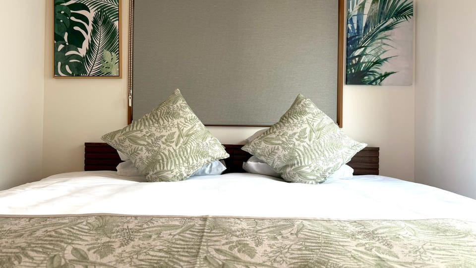 Bed, Photo of the whole room, Decorative detail, Bedroom
