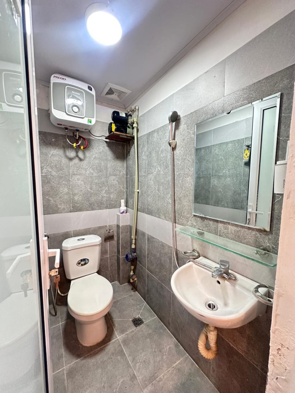 Shower, Toilet, Bathroom, Bath, bidet, towels