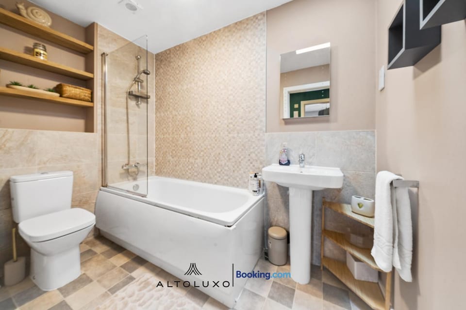 Comfortable 1BR House with Fast WiFi & Near Transport by AltoLuxo Short Lets & Serviced Accommodation Apartment in Bristol