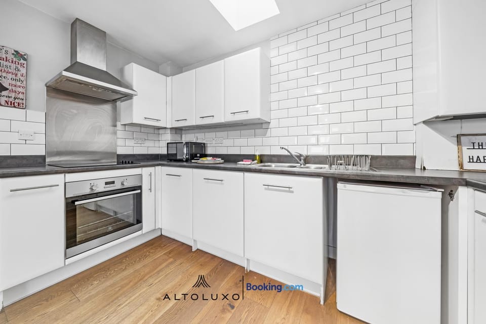 Comfortable 1BR House with Fast WiFi & Near Transport by AltoLuxo Short Lets & Serviced Accommodation Apartment in Bristol
