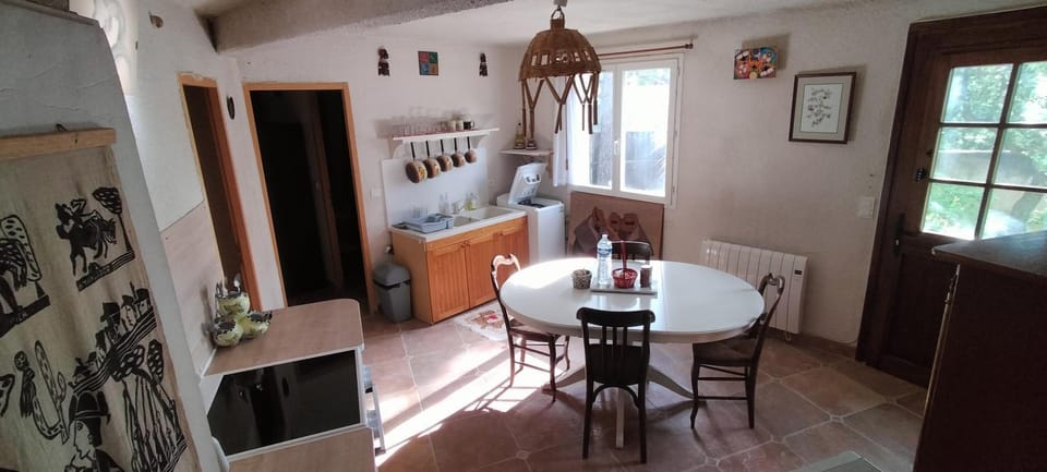 Kitchen or kitchenette, Dining area